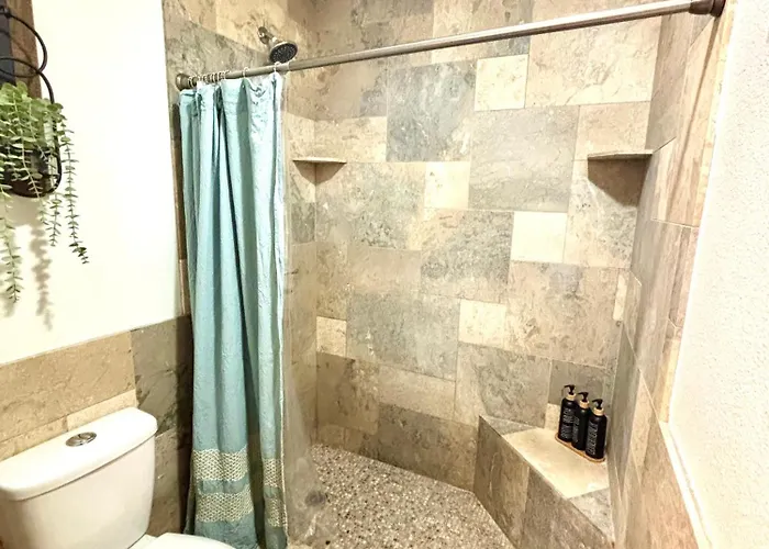 Retreat, 2 King Suites, Private Sauna & Pool, Pickleball Apartment