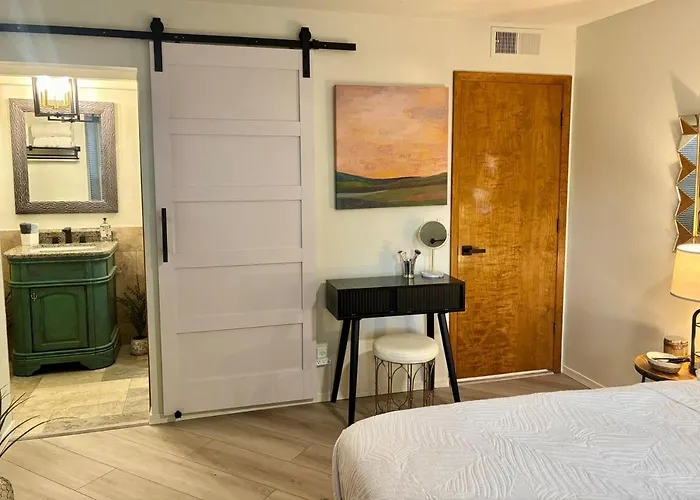 Apartment Retreat, 2 King Suites, Private Sauna & Pool, Pickleball