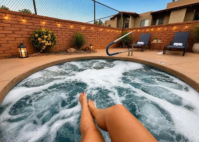 Retreat, 2 King Suites, Private Sauna & Pool, Pickleball Apartment