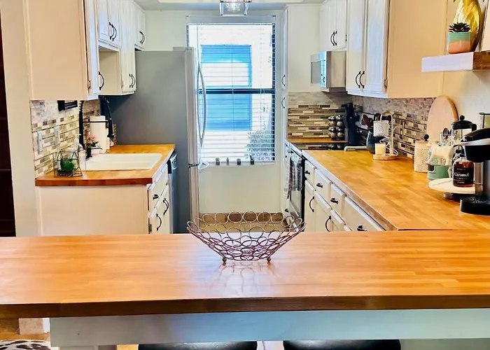 Retreat, 2 King Suites, Private Sauna & Pool, Pickleball Apartment *