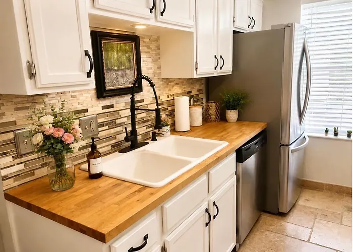 Apartment Retreat, 2 King Suites, Private Sauna & Pool, Pickleball